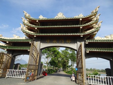 Hường ghé thăm Chùa Gò Kén tọa lạc tại QL22B, xã Long Thành Trung, huyện Hòa Thành, tỉnh Tây Ninh, Việt Nam.