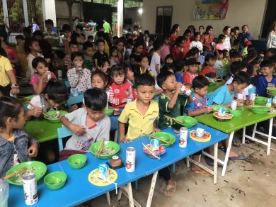 Tổ chức Trung thu cho các em có hoàn cảnh khó khăn tại Xã Lộc Thạnh, H. Lộc Ninh, Tỉnh Bình Phước.